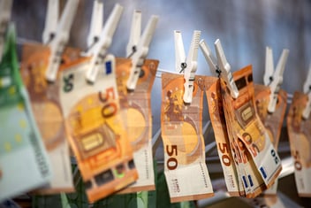 notas de dinheiro penduradas no varal para representar o conceito de AML