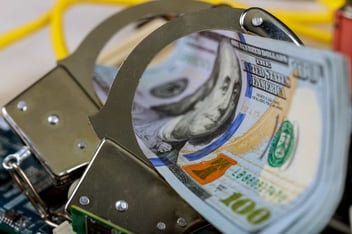 algemas em notas de dólar representando o risco PLD
