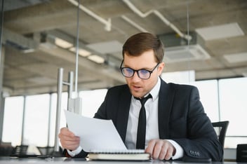 empresário ocupado sob estresse devido ao overmpliance