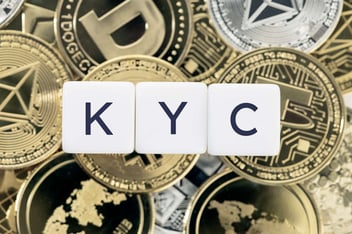 tijolos de madeira com a sigla kyc