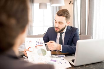 homem usando big data analytics no Compliance empresarial
