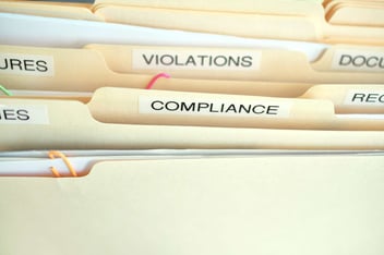 fichários com a palavra compliance fazendo menção ao compliance empresarial