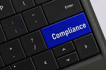 teclado com a palavra compliance escrita em uma das teclas