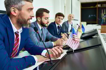 pessoas expostas politicamente em reunião