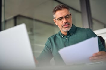 empresário checando listas restritivas