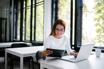 mulher estudando compliance no escritório para saber como iniciar na área de compliance