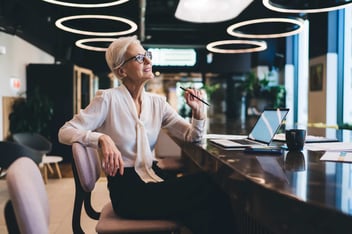 empresária senior elegante em seu escritório