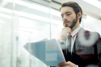 empresário preocupado com os riscos reputacionais