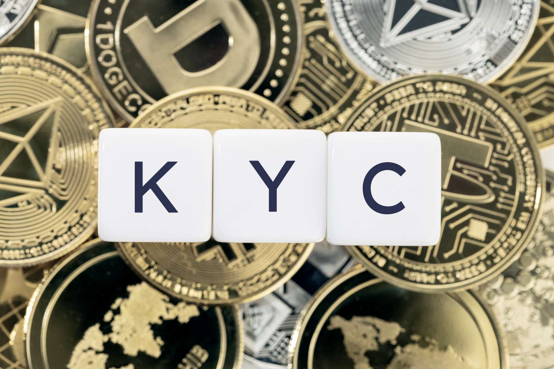 tijolos de madeira com a sigla kyc