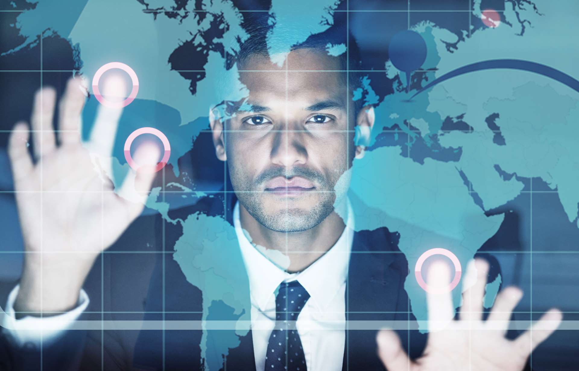empresário usando computador em nuvem