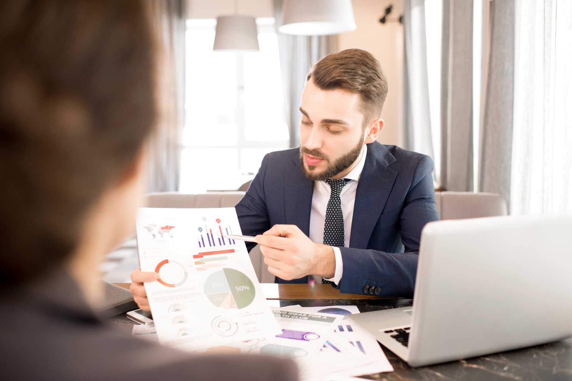 homem usando big data analytics no Compliance empresarial