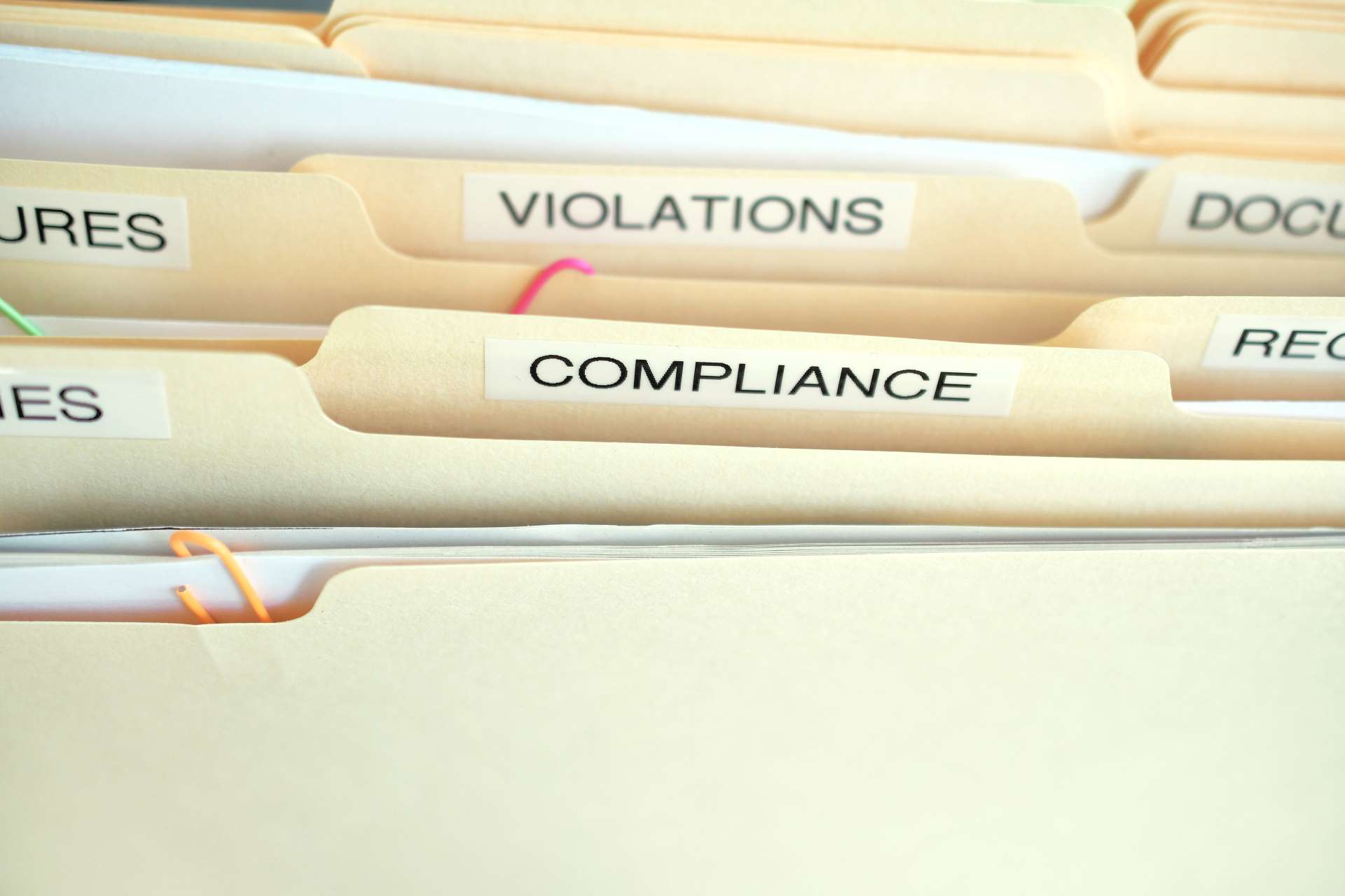 fichários com a palavra compliance fazendo menção ao compliance empresarial