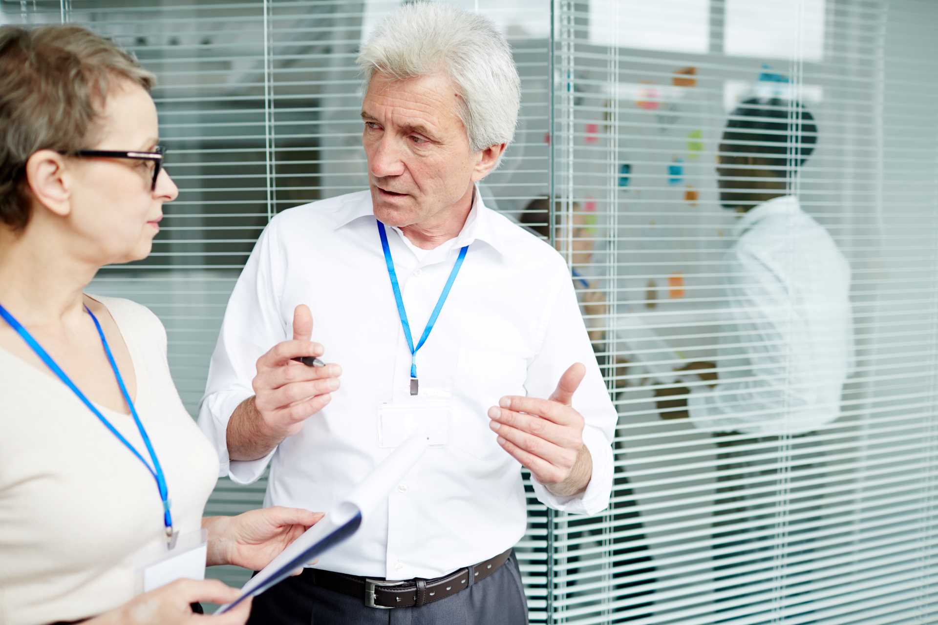 colaboradores realizando uma invetigação corporativa