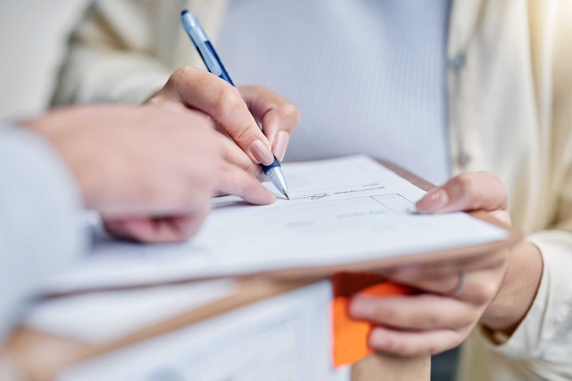 fornecedores realizando entrega de mercadorias com nota fiscal