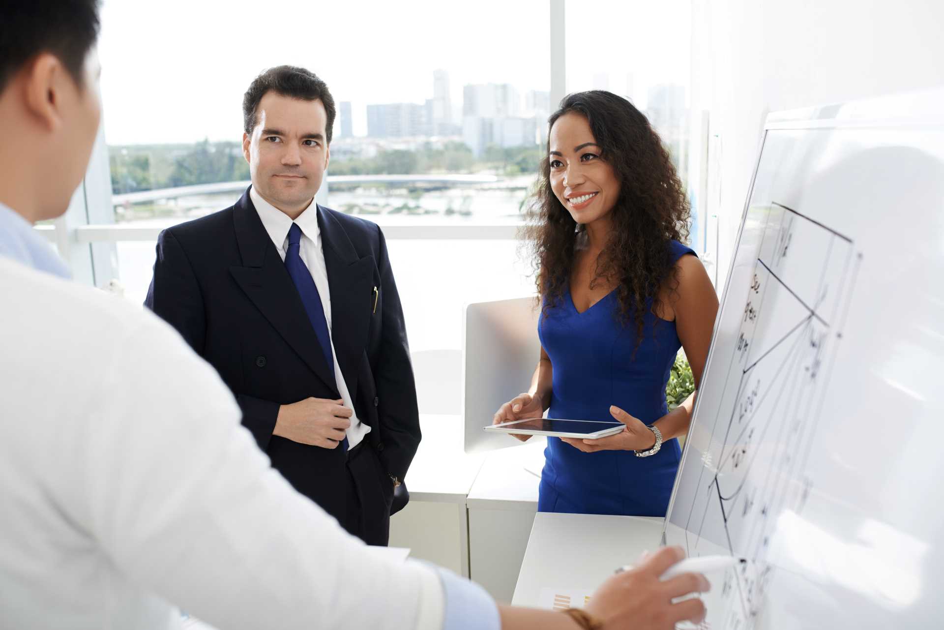 clientes e empresários conversando no escritório