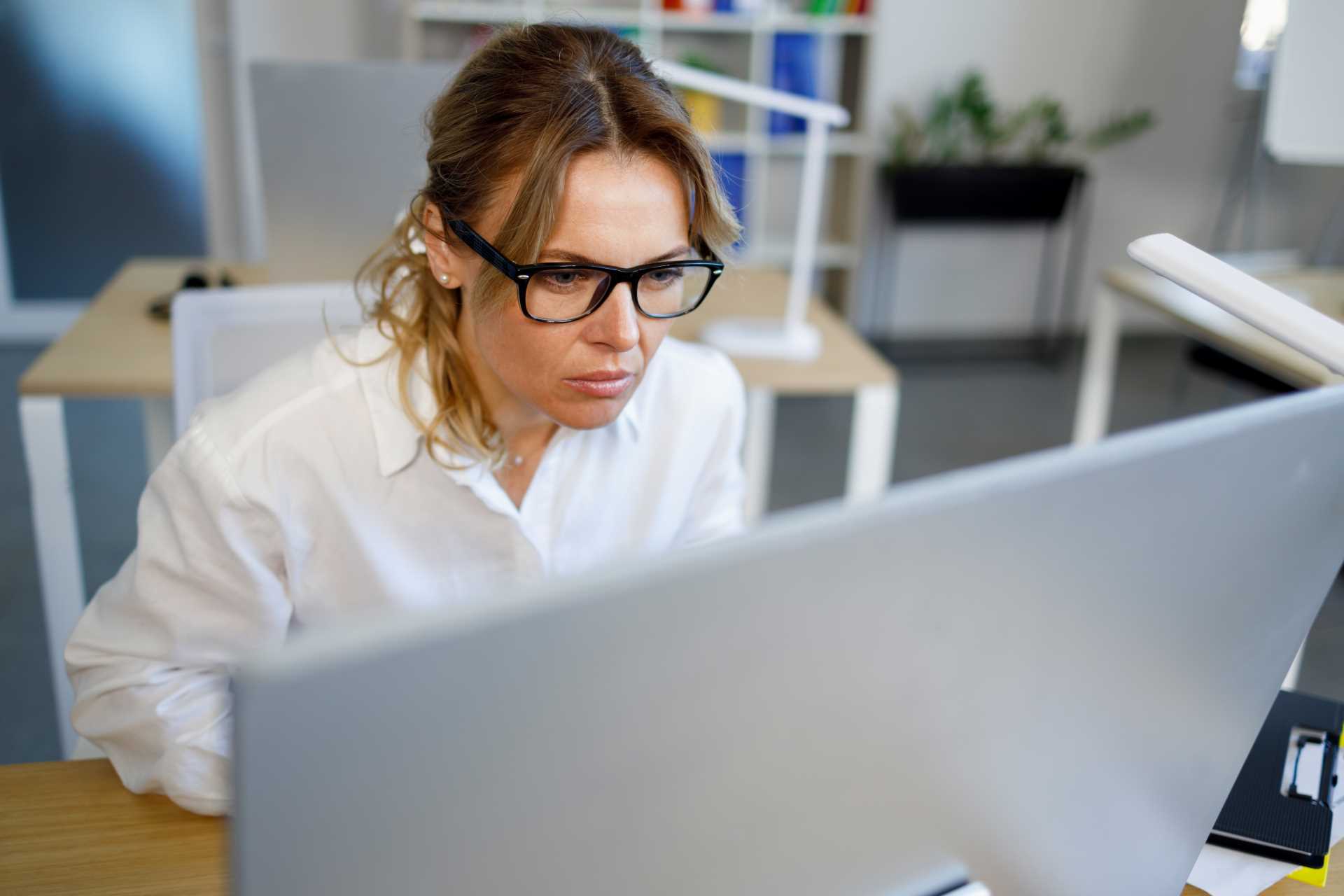 empresária consultando listas restritivas internacionais com uso da tecnologia