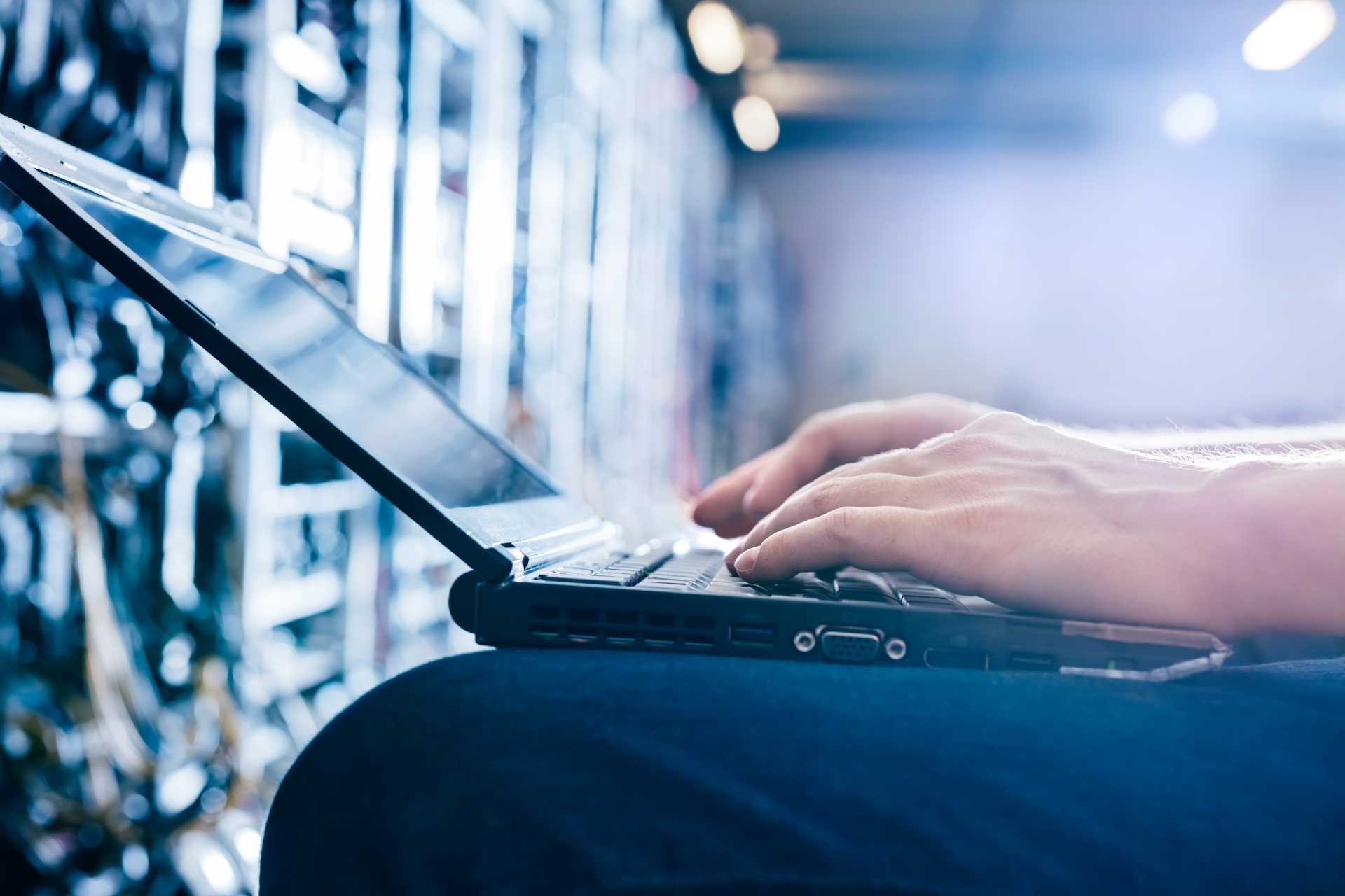 mão masculina teclando em notebook utilizando mineração de dados