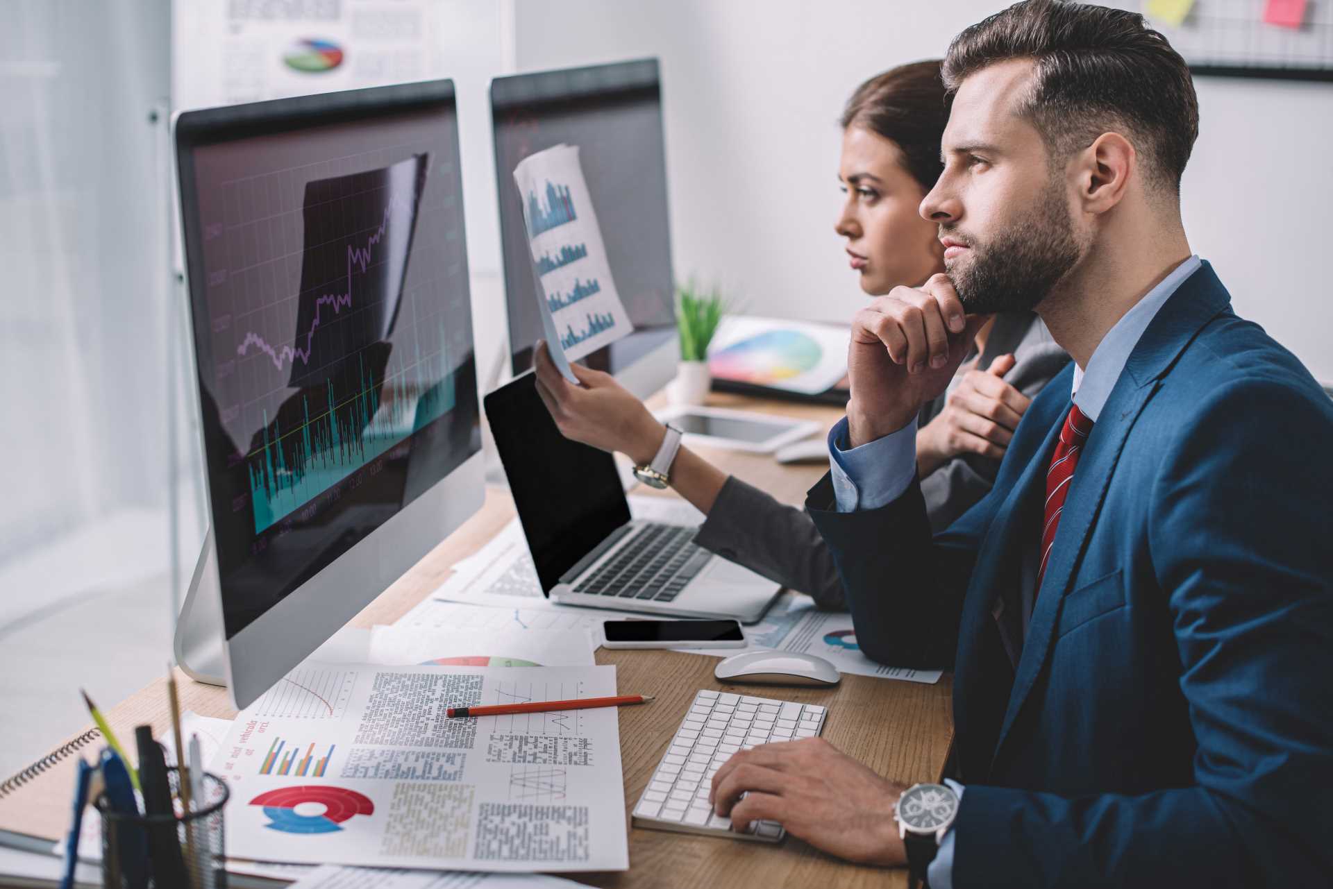 pessoas fazendo monitoramento de movimentações financeiras para PLD-FT