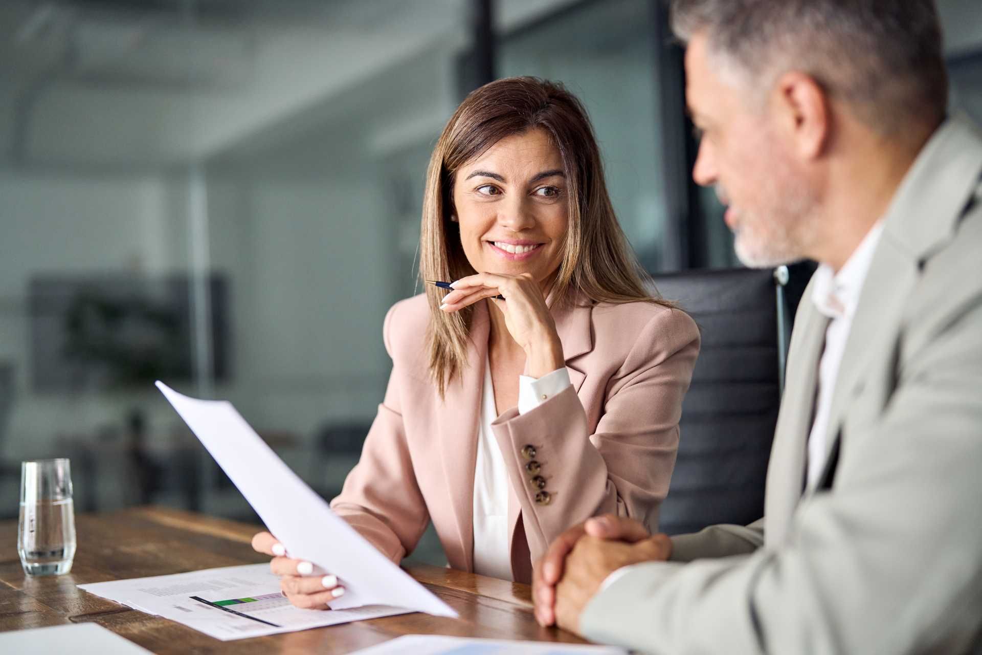 Mulher de negócios perguntando: o que é Due Diligence Trabalhista?