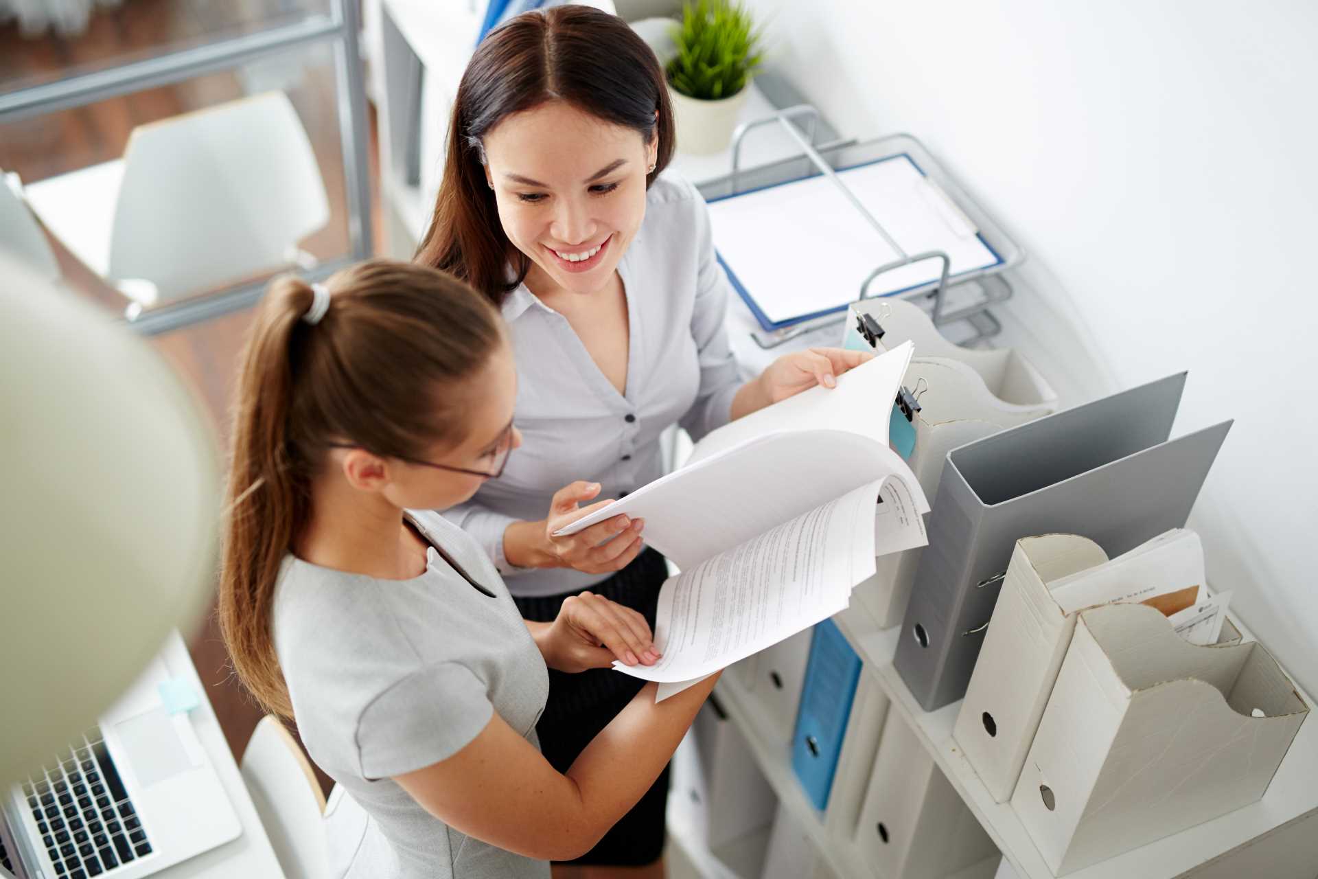 colaboradoras realizando processo de Due Diligence na empresa