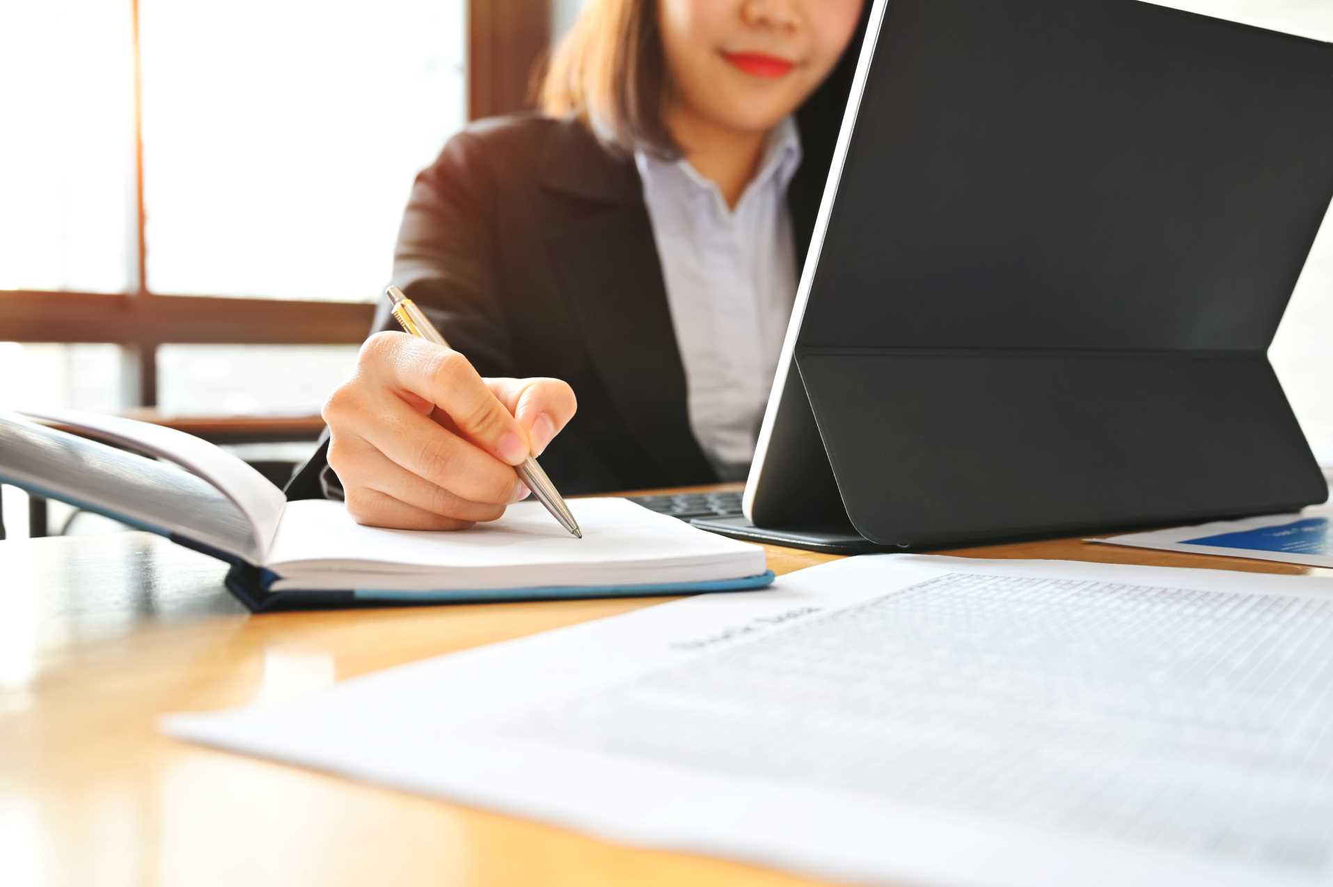 mulher realizando parte de um processo de due diligence
