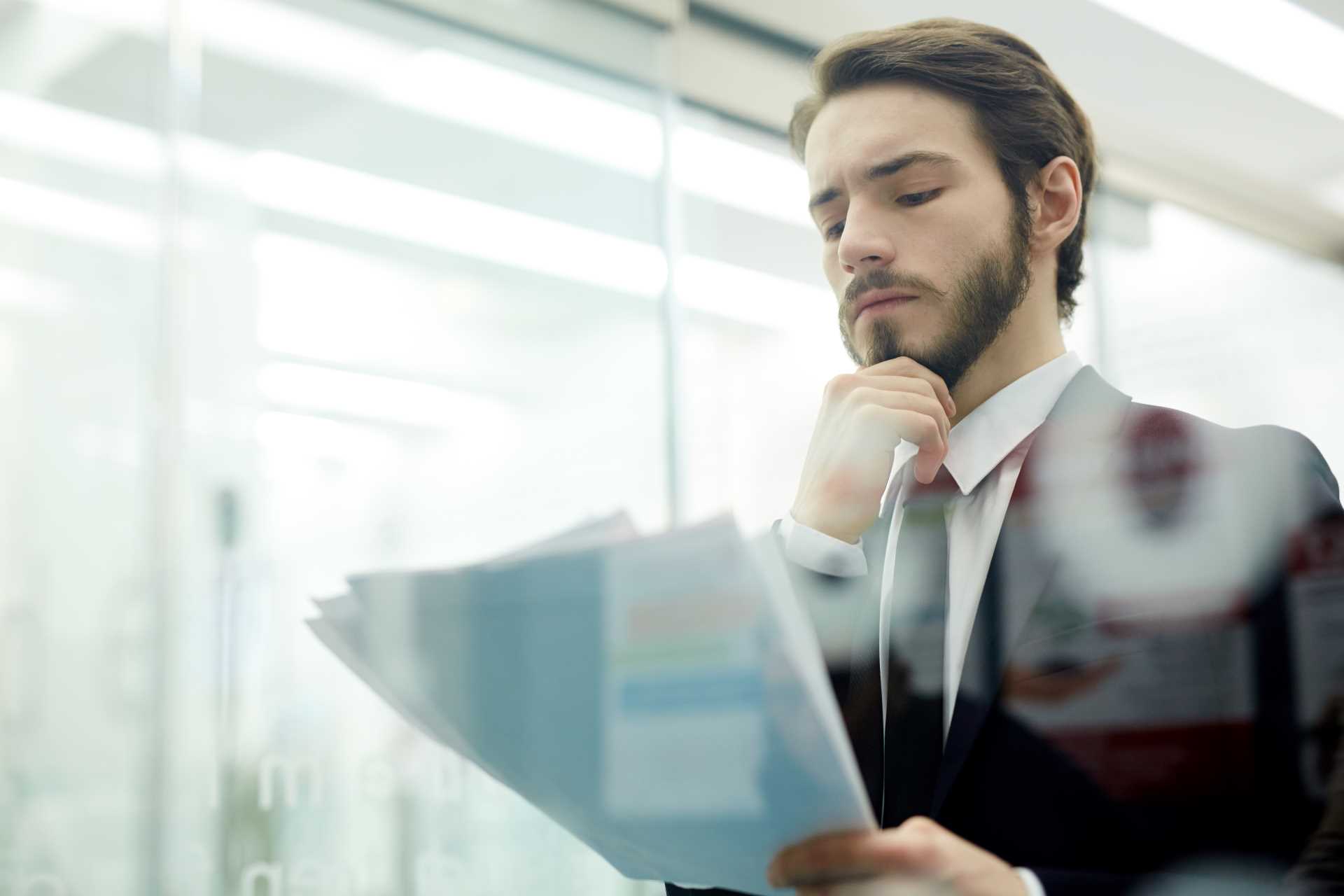 empresário preocupado com os riscos reputacionais