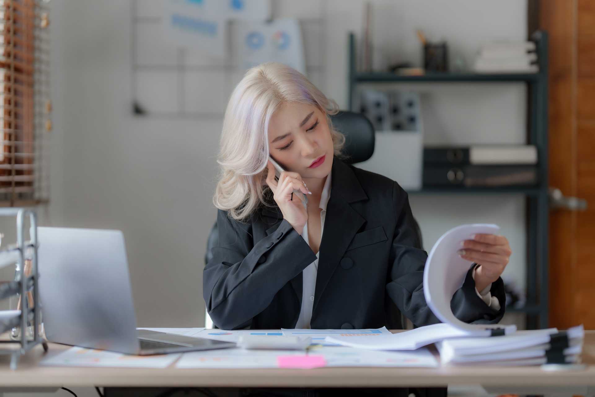 mulher analisando as situações de due diligence obrigatória no escritório