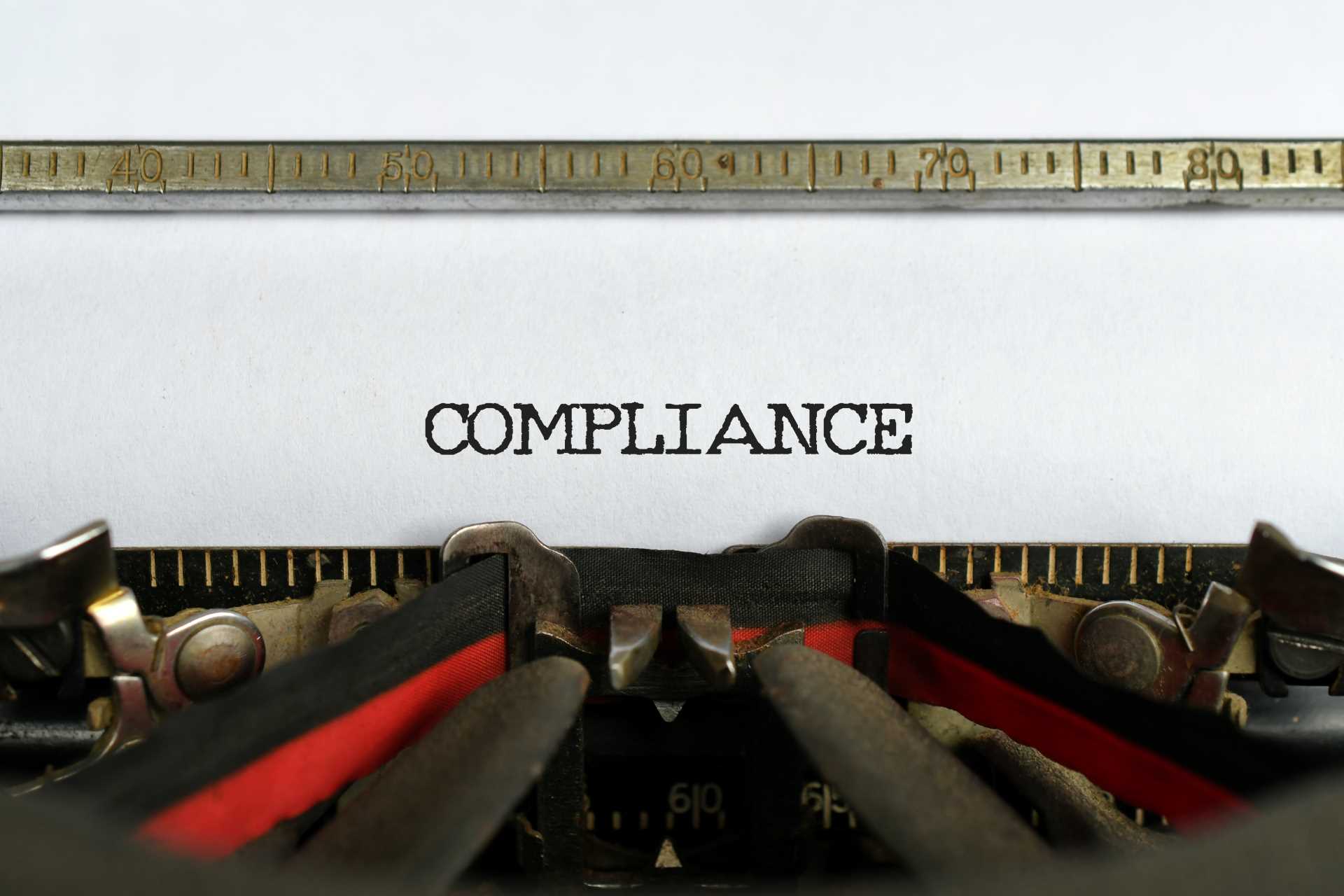 palavras compliance escrita na máquina de escrever
